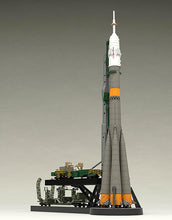Load image into Gallery viewer, PRE-ORDER 1/150 Plastic Model Soyuz Rocket & Transport Train